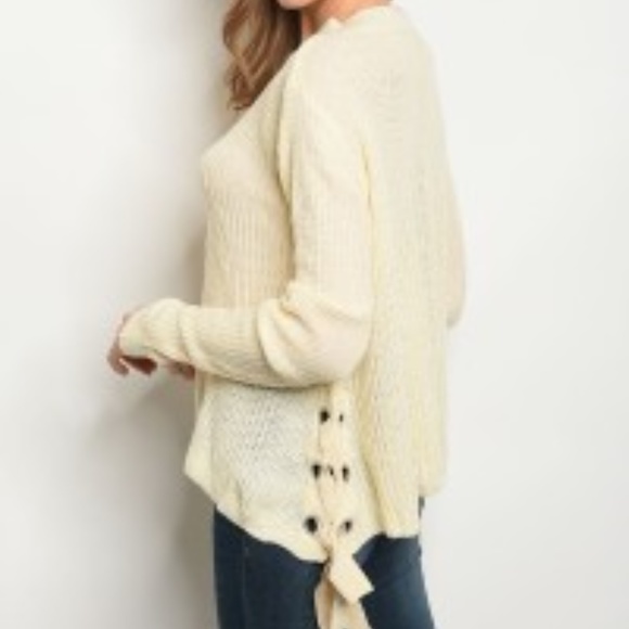 NEW!!!! WOMEN'S CREAM SWEATER: Size Small/Medium - Picture 2 of 2